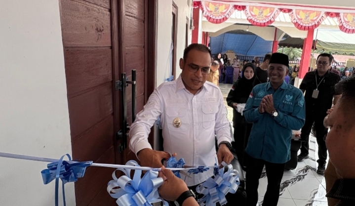 Wakil Bupati Kotabaru Syairi Mukhlis memotong pita saat peresmian Kantor Desa Bungkukan di Kelumpang Barat.