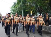 Pangdam XXII Tambun Bungai berjalan bersama TNI dan wartawan saat kegiatan olahraga bersama di Banjarmasin.