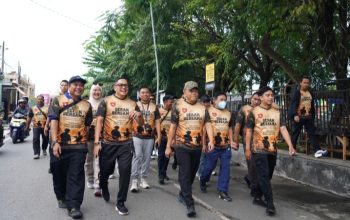 Pangdam XXII Tambun Bungai berjalan bersama TNI dan wartawan saat kegiatan olahraga bersama di Banjarmasin.