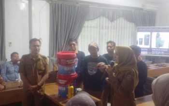 Sosialisasi program BAPILAH di Kotabaru disertai praktik pengolahan sampah organik menjadi kompos.