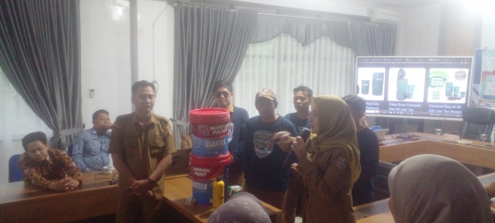 Sosialisasi program BAPILAH di Kotabaru disertai praktik pengolahan sampah organik menjadi kompos.