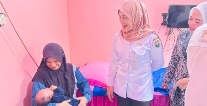 Pelayanan kesehatan ibu dan anak pada bakti sosial HUT ke-75 IBI di Kabupaten Kotabaru.