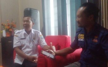 Kepala Desa Sungai Taib menjelaskan dampak pemangkasan anggaran desa terhadap pembangunan dan pelayanan masyarakat di Kotabaru.
