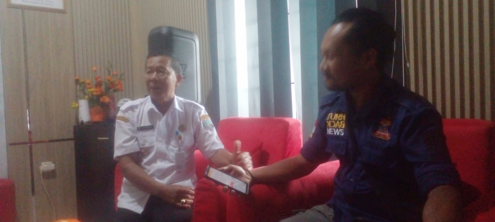 Kepala Desa Sungai Taib menjelaskan dampak pemangkasan anggaran desa terhadap pembangunan dan pelayanan masyarakat di Kotabaru.