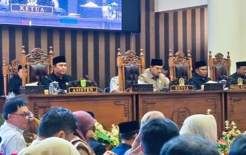 Suasana rapat paripurna DPRD Tanah Bumbu saat pembahasan dan pengambilan keputusan pencabutan Perda Batulicin Lama di ruang sidang utama.