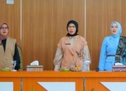 Pengurus Dharma Wanita Persatuan Tanah Laut saat membuka kegiatan workshop personal grooming di Aula BKPSDM Pelaihari.
