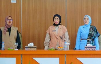 Pengurus Dharma Wanita Persatuan Tanah Laut saat membuka kegiatan workshop personal grooming di Aula BKPSDM Pelaihari.