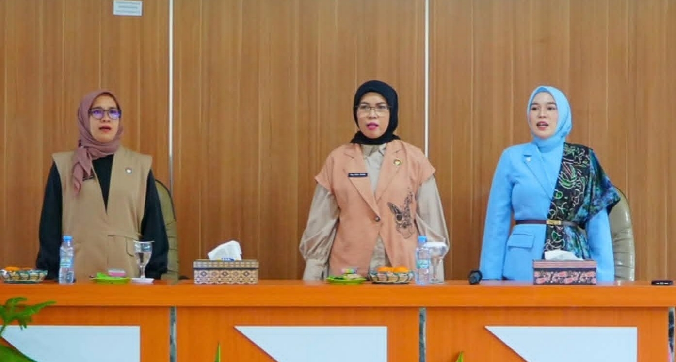 Pengurus Dharma Wanita Persatuan Tanah Laut saat membuka kegiatan workshop personal grooming di Aula BKPSDM Pelaihari.