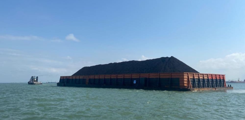 Ilustrasi tongkang batu bara di perairan sebagai gambaran kasus penusukan di Tabanio, Tanah Laut.