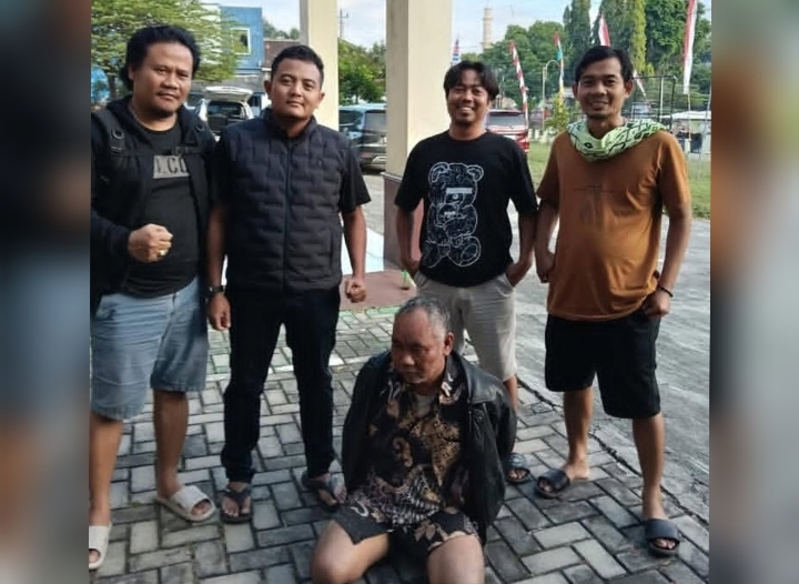 Petugas kepolisian bersama tersangka kasus dugaan pelecehan santriwati di Kabupaten Pati setelah penangkapan di Wonogiri.