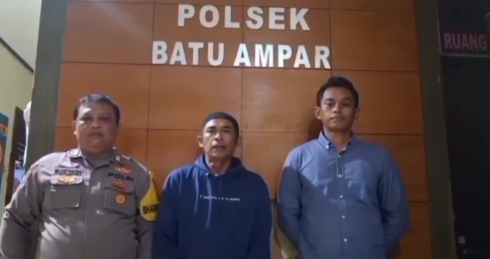 Seorang pria memberikan klarifikasi di Polsek Batu Ampar terkait rekayasa kasus dugaan begal di Tanah Laut.