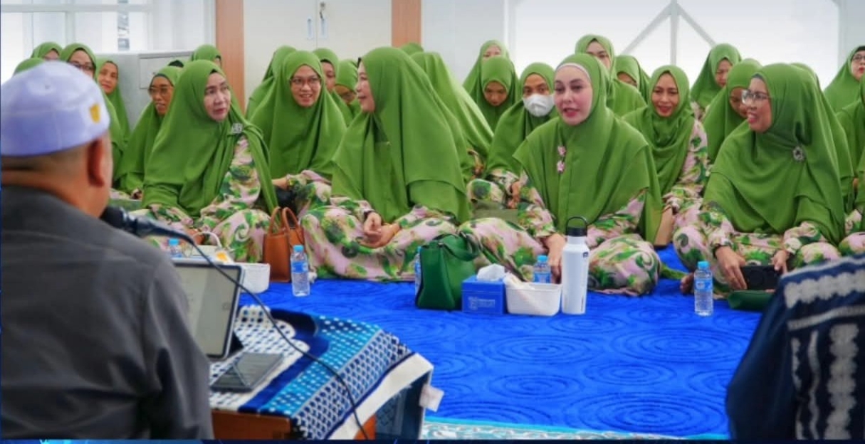 Ketua TP PKK Tanah Laut dan anggota mengikuti pengajian Majelis Ta’lim Nur Rahmat di Musala Setda Tanah Laut.