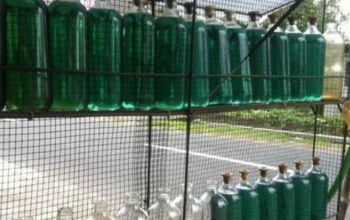 Ilustrasi botol berisi BBM eceran yang dijual di pinggir jalan di tengah lonjakan harga Pertalite di Barito Selatan.