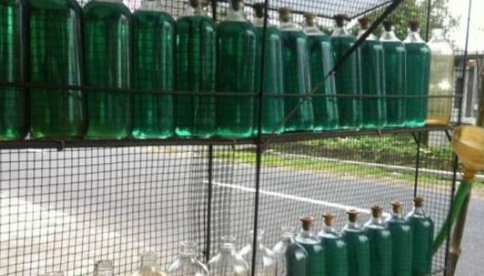Ilustrasi botol berisi BBM eceran yang dijual di pinggir jalan di tengah lonjakan harga Pertalite di Barito Selatan.