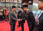 Menteri ESDM Bahlil Lahadalia menyerahkan penghargaan Satyalancana Pembangunan 2025 kepada penerima dari sektor energi di Jakarta.