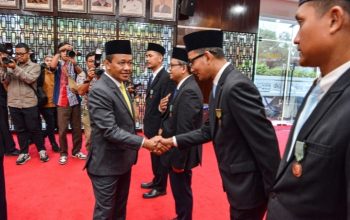 Menteri ESDM Bahlil Lahadalia menyerahkan penghargaan Satyalancana Pembangunan 2025 kepada penerima dari sektor energi di Jakarta.