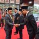 Menteri ESDM Bahlil Lahadalia menyerahkan penghargaan Satyalancana Pembangunan 2025 kepada penerima dari sektor energi di Jakarta.
