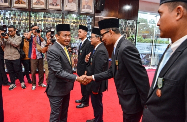 Menteri ESDM Bahlil Lahadalia menyerahkan penghargaan Satyalancana Pembangunan 2025 kepada penerima dari sektor energi di Jakarta.
