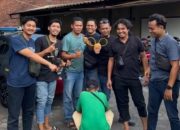 Petugas kepolisian bersama pelaku penjambretan kalung emas lansia yang ditangkap di Kabupaten Bantul