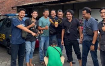 Petugas kepolisian bersama pelaku penjambretan kalung emas lansia yang ditangkap di Kabupaten Bantul
