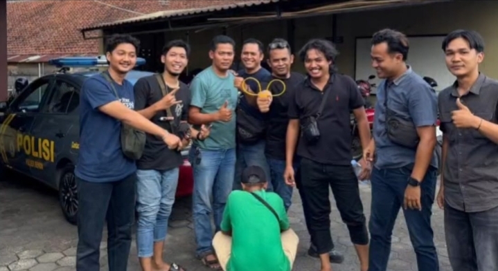 Petugas kepolisian bersama pelaku penjambretan kalung emas lansia yang ditangkap di Kabupaten Bantul