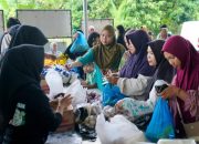 Warga membeli bahan pokok pada kegiatan pasar murah Disperindag Balangan di Desa Munjung, Kecamatan Batumandi.
