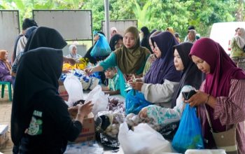Warga membeli bahan pokok pada kegiatan pasar murah Disperindag Balangan di Desa Munjung, Kecamatan Batumandi.