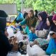 Warga membeli bahan pokok pada kegiatan pasar murah Disperindag Balangan di Desa Munjung, Kecamatan Batumandi.