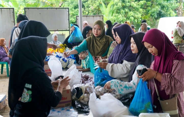 Warga membeli bahan pokok pada kegiatan pasar murah Disperindag Balangan di Desa Munjung, Kecamatan Batumandi.