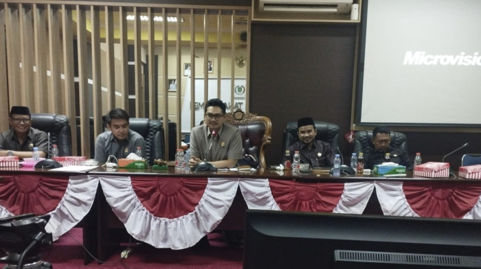 Rapat gabungan komisi DPRD Tanah Bumbu membahas kesepakatan ganti rugi lahan warga Desa Sebamban Baru bersama pihak terkait