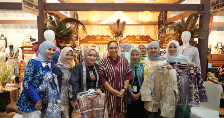 Stan UMKM Persit KCK PD XXII/Tambun Bungai dalam kegiatan Persit Bisa 2 di Jakarta pada peringatan HUT ke-80 Persit Kartika Chandra Kirana.