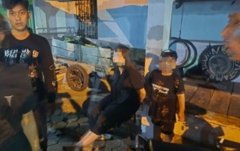 Petugas kepolisian mengamankan perempuan terduga pelaku kasus dugaan penggorokan suami di wilayah Parangtritis, Bantul.