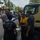 Petugas polisi berada di lokasi kecelakaan mobil Xenia dan truk boks di Ringroad Selatan Bantul yang menyebabkan seorang wanita hamil meninggal dunia.