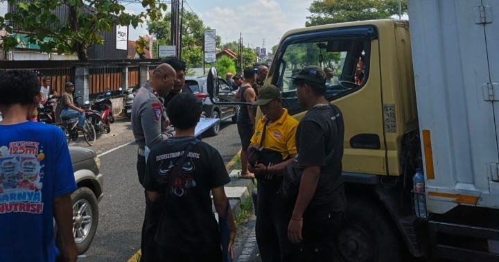 Petugas polisi berada di lokasi kecelakaan mobil Xenia dan truk boks di Ringroad Selatan Bantul yang menyebabkan seorang wanita hamil meninggal dunia.
