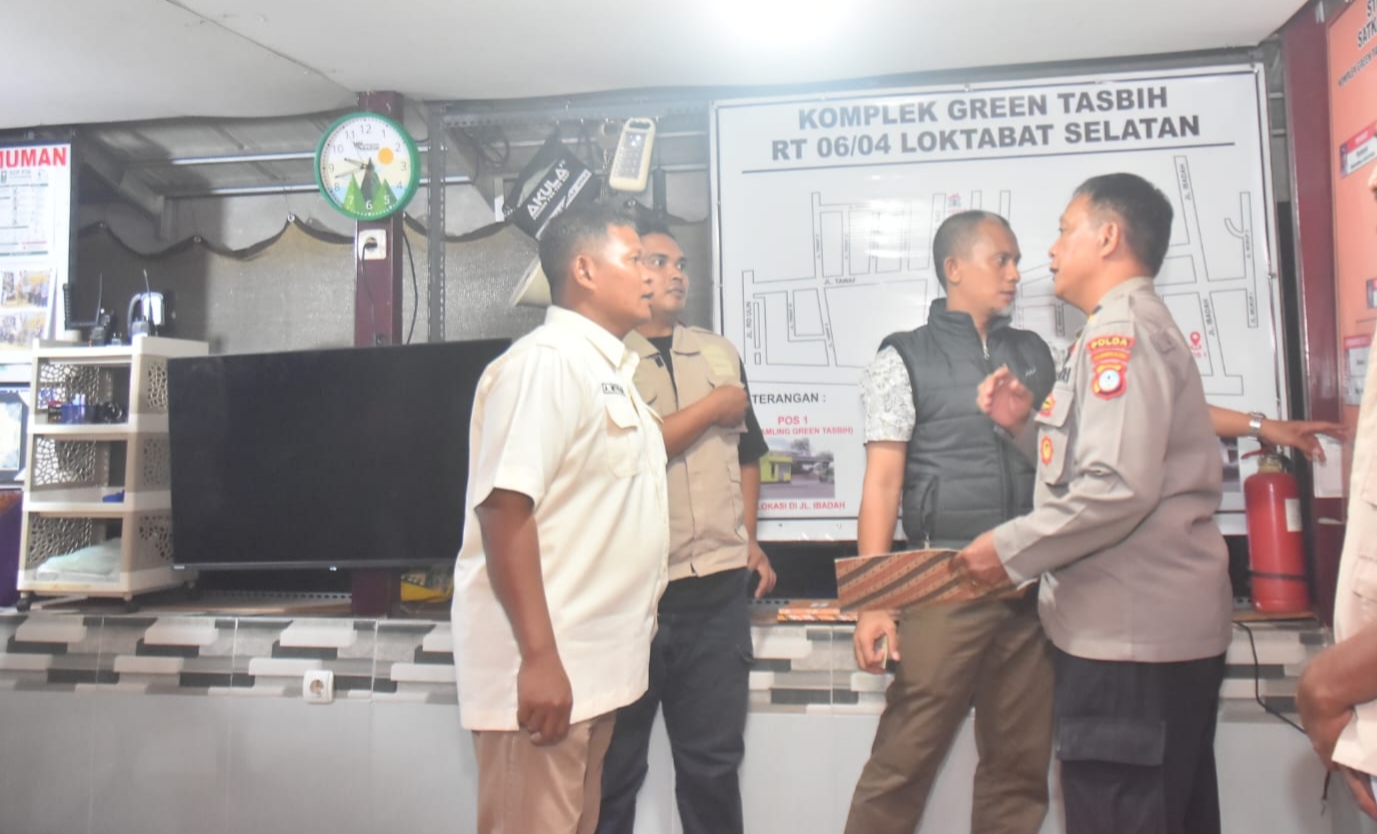 Tim Polda Kalsel melakukan penilaian Satkamling di pos keamanan lingkungan Komplek Green Tasbih, Banjarbaru.