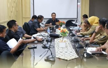 Suasana rapat kerja Komisi III DPRD Tanah Laut membahas strategi peningkatan pajak dan retribusi daerah untuk target PAD 2026 di Pelaihari.