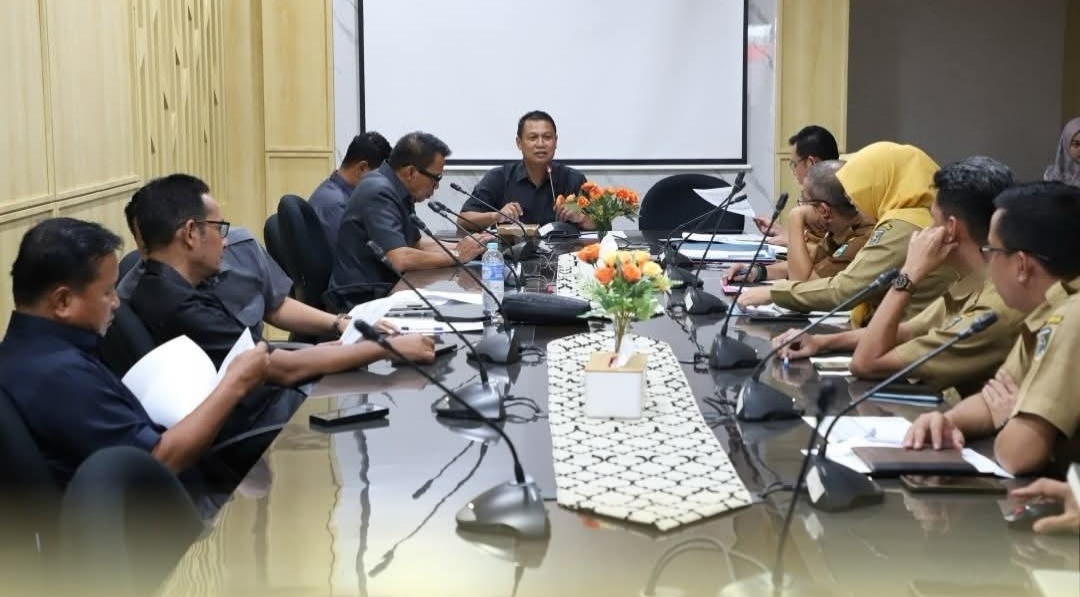 Suasana rapat kerja Komisi III DPRD Tanah Laut membahas strategi peningkatan pajak dan retribusi daerah untuk target PAD 2026 di Pelaihari.