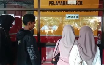 Warga mengantre di loket pelayanan SKCK Polres Majalengka untuk mengurus dokumen lamaran kerja.