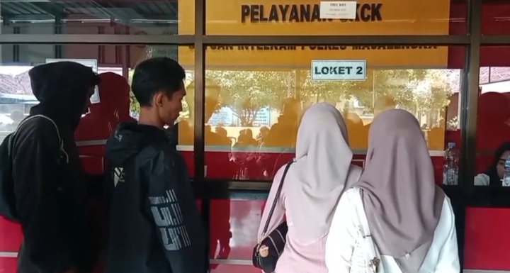 Warga mengantre di loket pelayanan SKCK Polres Majalengka untuk mengurus dokumen lamaran kerja.