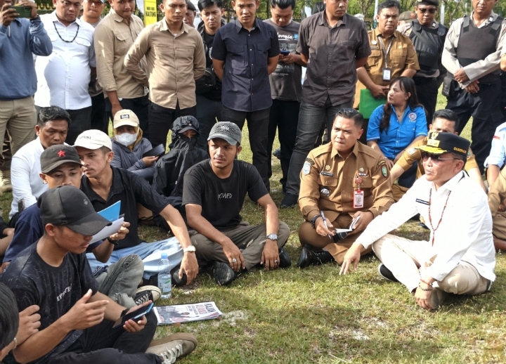 Gubernur Kalimantan Tengah Agustiar Sabran berdiskusi dengan mahasiswa Aliansi Anak Buruh terkait usulan 60 persen tenaga kerja lokal di Palangka Raya.