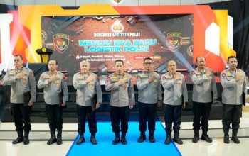 Kapolda Kalsel Irjen Pol Rosyanto Yudha Hermawan menerima penghargaan Kapolda Terbaik pada Rakernis Logistik Polri 2026 di Jakarta.