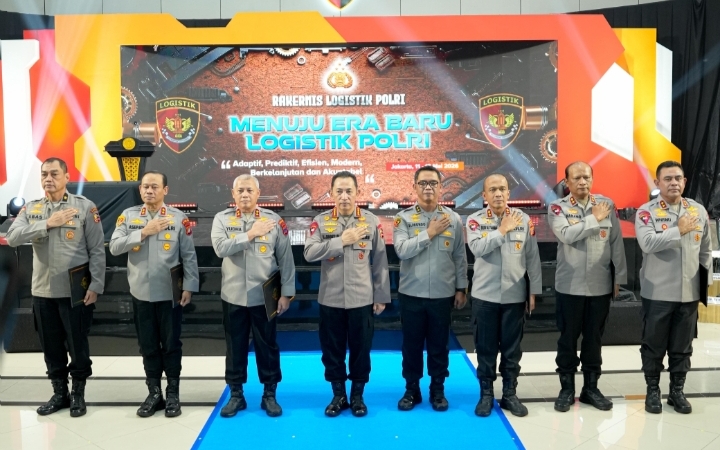 Kapolda Kalsel Irjen Pol Rosyanto Yudha Hermawan menerima penghargaan Kapolda Terbaik pada Rakernis Logistik Polri 2026 di Jakarta.