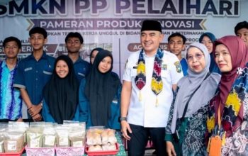 Bupati Tanah Laut Rahmat Trianto bersama siswa SMK-PP Pelaihari dalam kegiatan pelepasan murid tahun ajaran 2025/2026.