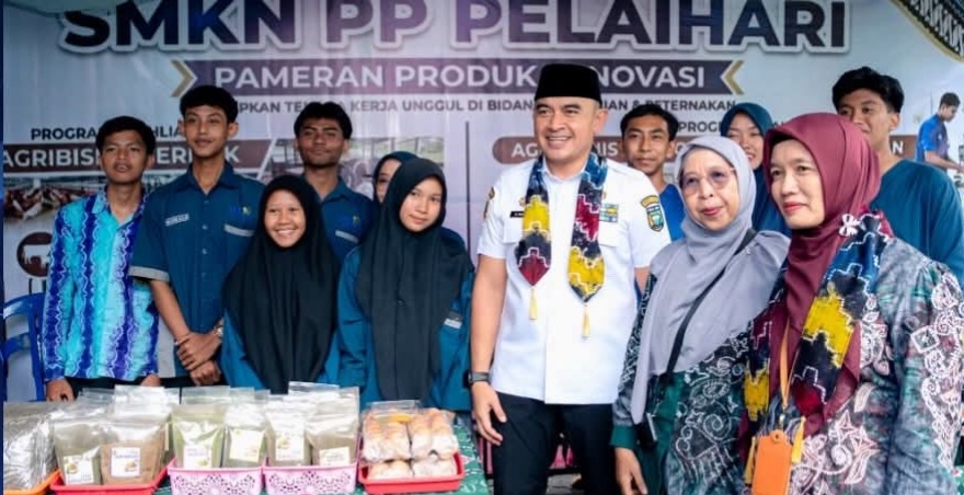 Bupati Tanah Laut Rahmat Trianto bersama siswa SMK-PP Pelaihari dalam kegiatan pelepasan murid tahun ajaran 2025/2026.