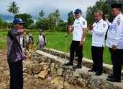 Bupati Tanah Laut Rahmat Trianto meninjau lokasi program padat karya bidang sumber daya air di Takisung bersama jajaran pemerintah daerah.