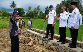 Bupati Tanah Laut Rahmat Trianto meninjau lokasi program padat karya bidang sumber daya air di Takisung bersama jajaran pemerintah daerah.