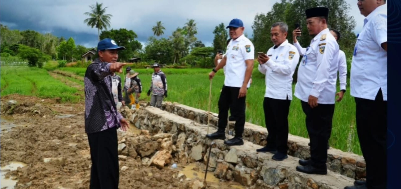 Bupati Tanah Laut Rahmat Trianto meninjau lokasi program padat karya bidang sumber daya air di Takisung bersama jajaran pemerintah daerah.