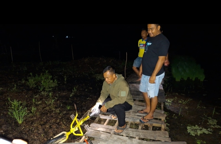 Petugas dan warga berada di lokasi penemuan sepeda pelajar di area rawa persawahan Desa Hapalah, Tabalong, terkait kasus pelajar ditemukan meninggal.