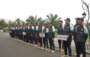 Kontingen atlet pelajar Kabupaten Balangan berbaris saat pelepasan menuju POPDA Kalimantan Selatan 2026 di Paringin.