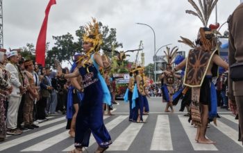 Peserta FBIM 2026 mengenakan busana adat Dayak saat tampil dalam karnaval budaya di Bundaran Talawang, Palangka Raya.